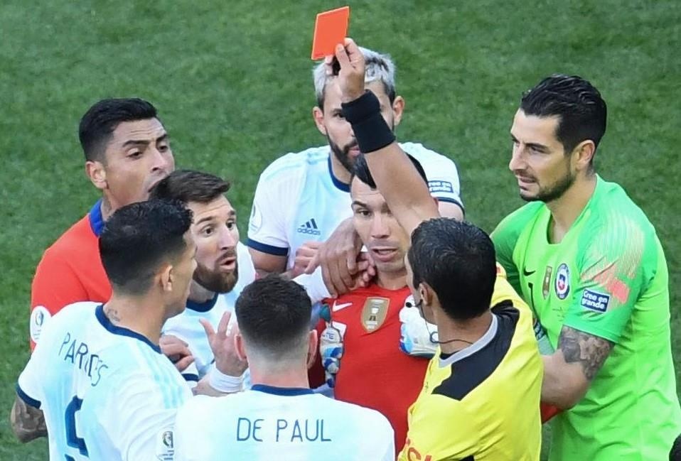 HLV Argentina: 'Toi khong hieu Messi da lam gi de bi duoi' hinh anh