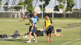 HLV Park vui ve treu dua cac em nho trong buoi tap cua U23 Viet Nam hinh anh