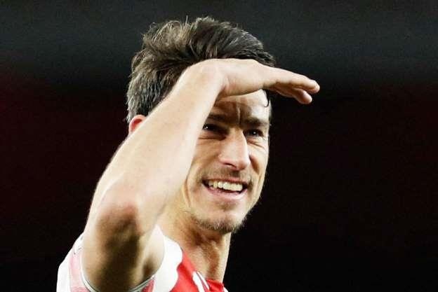 Arsenal tuc gian vi doi truong tu y bo du dau va doi ra di hinh anh