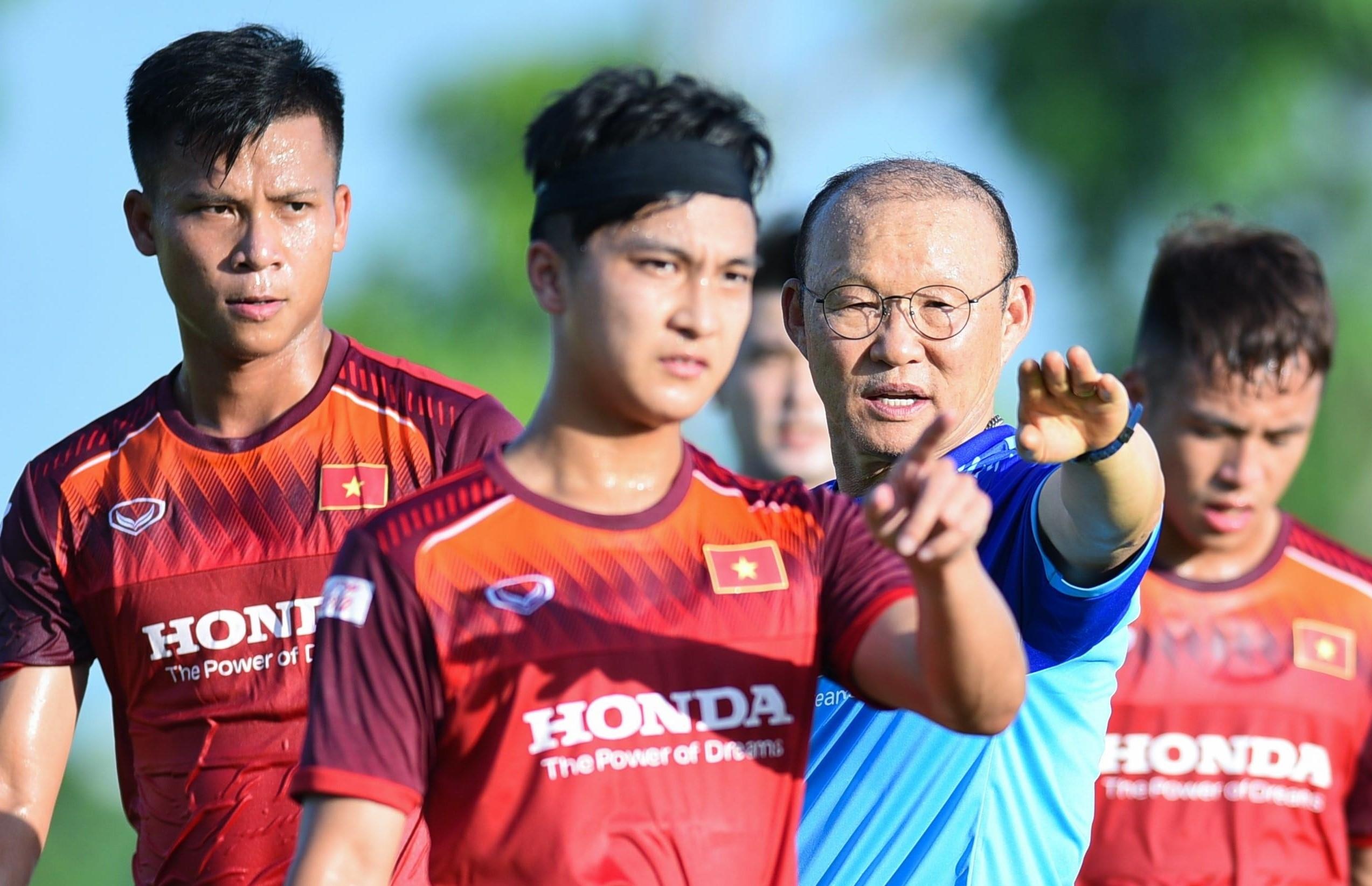 Tan binh U23 Viet Nam: 'Thay Park chua the hieu het cac cau thu' hinh anh