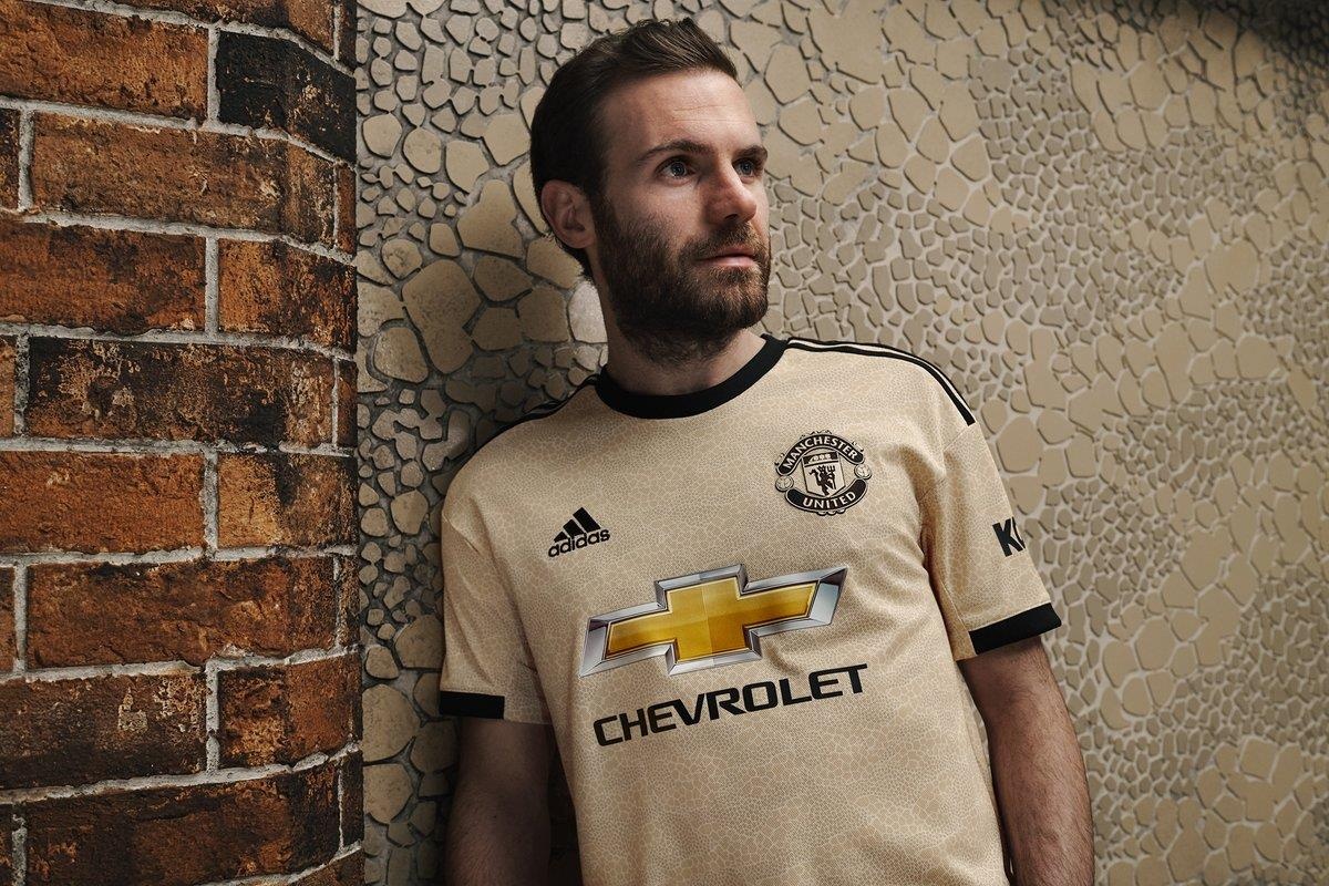 CDV MU that vong vi mau ao dau san khach hinh anh