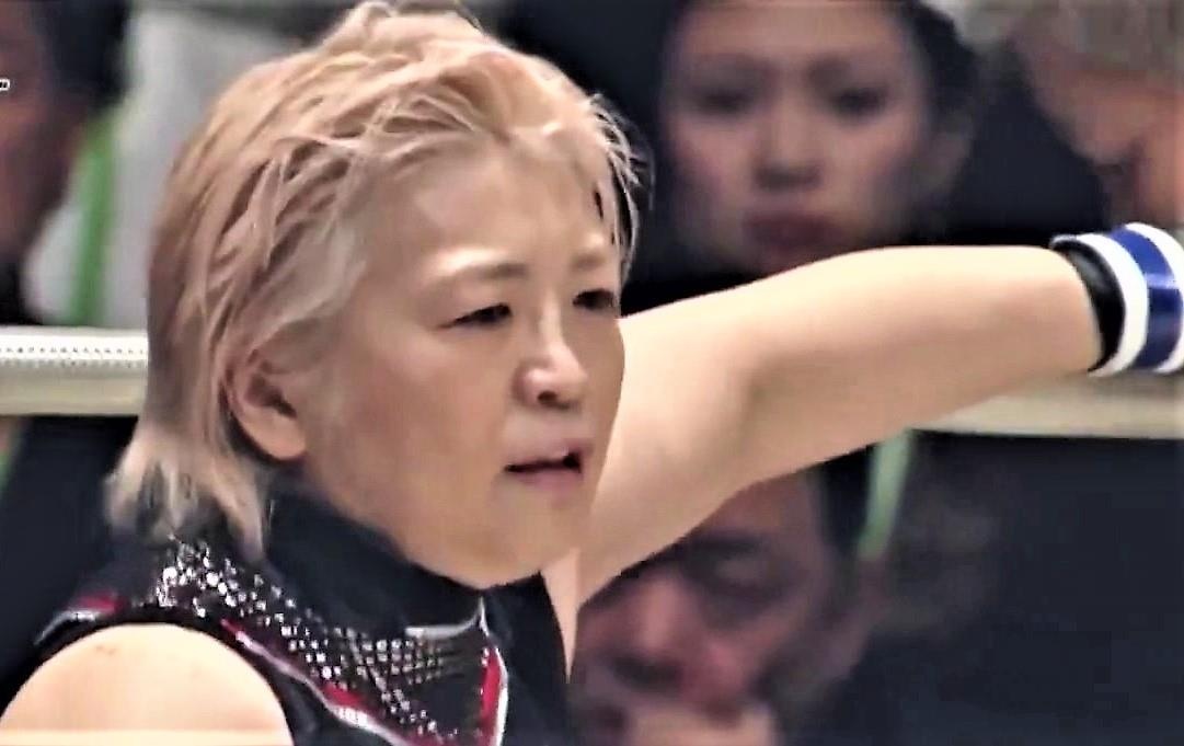 'Ba lao' 50 tuoi bi tay dam MMA ha knock-out du chay quanh vo dai hinh anh