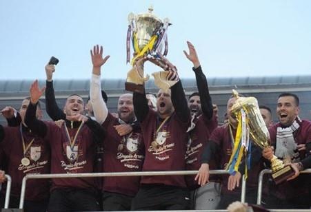 Doi bong cua ong bau Viet co the gap MU, Arsenal o cup chau Au hinh anh