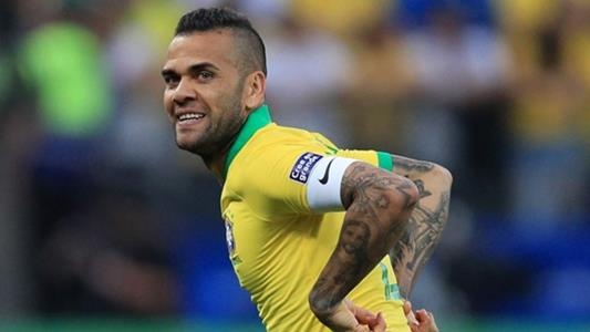 Dani Alves len mang tim viec sau khi vo dich Copa America hinh anh