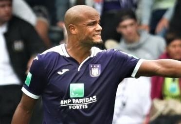 Kompany tu cho minh choi het tran trong ngay lam HLV va cau thu hinh anh