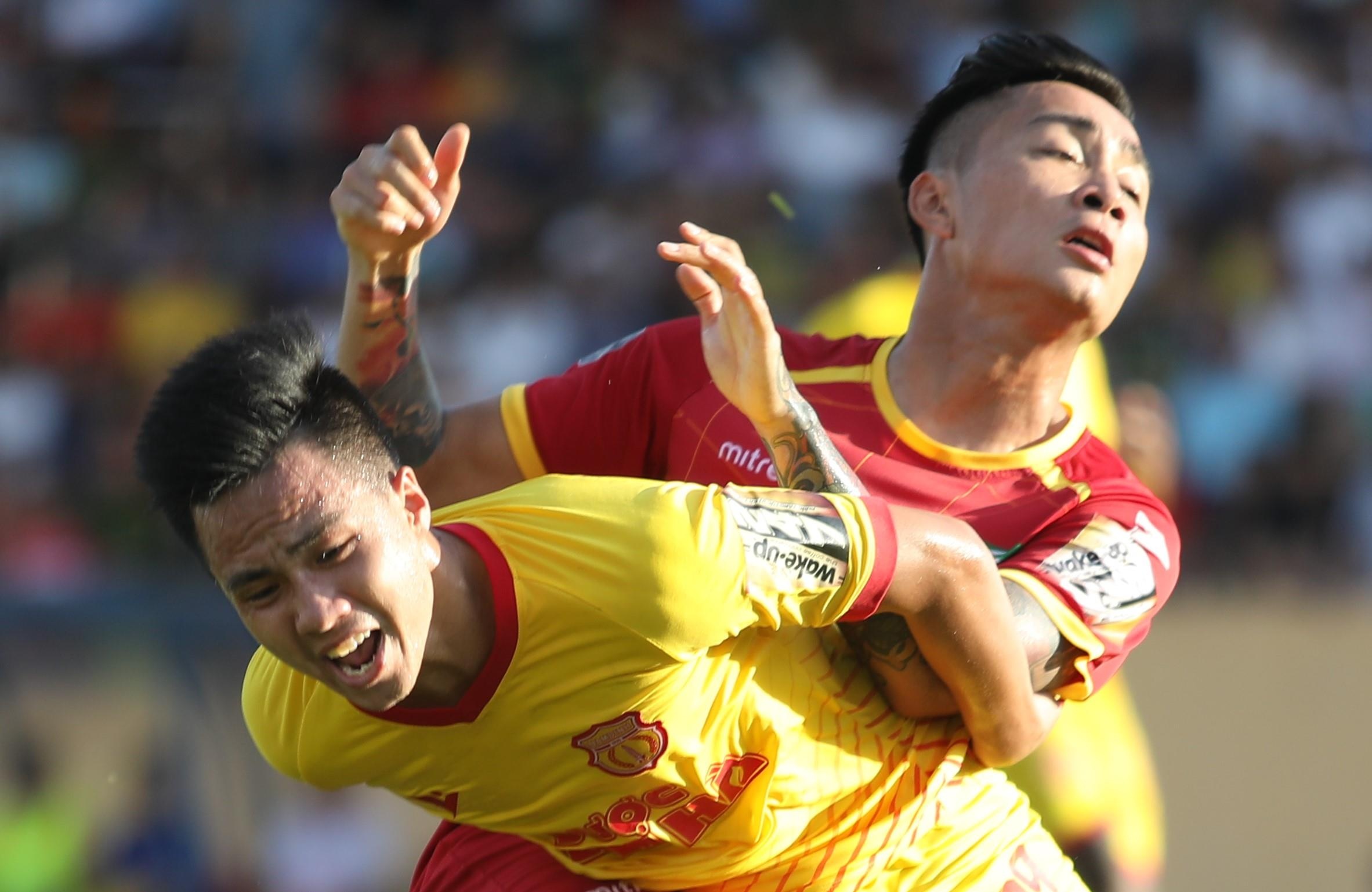 CLB Nam Dinh bi phat tien vi nhan vien khieng cang cham vao san hinh anh