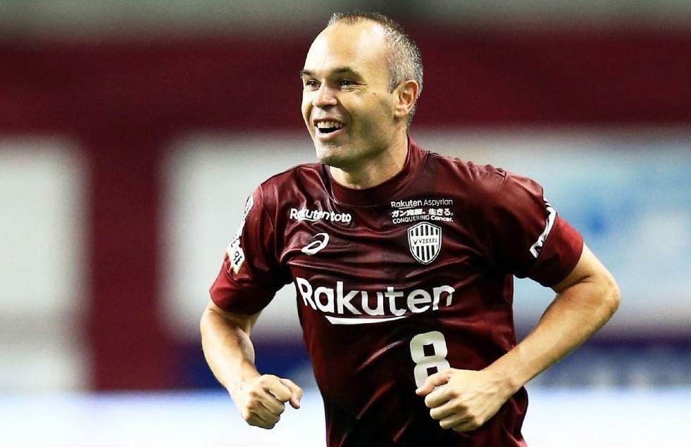 Pha da boi binh tinh cua Iniesta sau khi sut hong phat den o J.League hinh anh