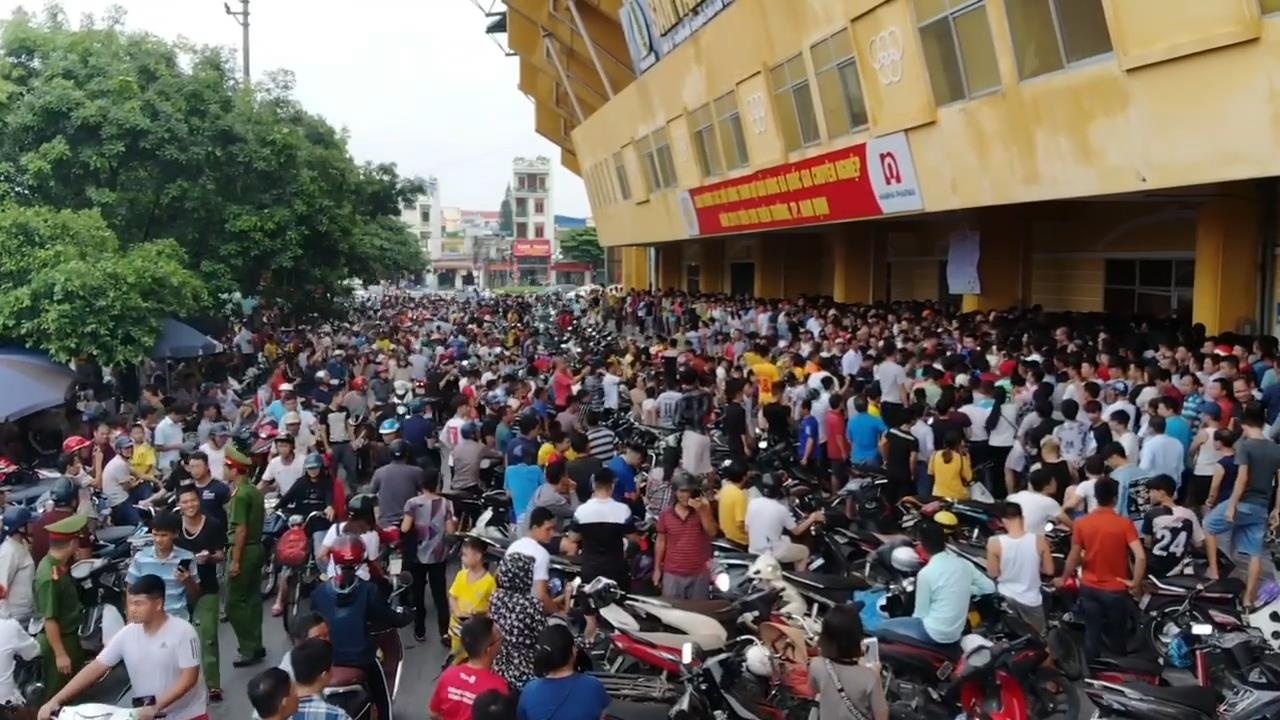 CDV Nam Dinh chen nhau mua ve vao san xem doi nha gap HAGL hinh anh