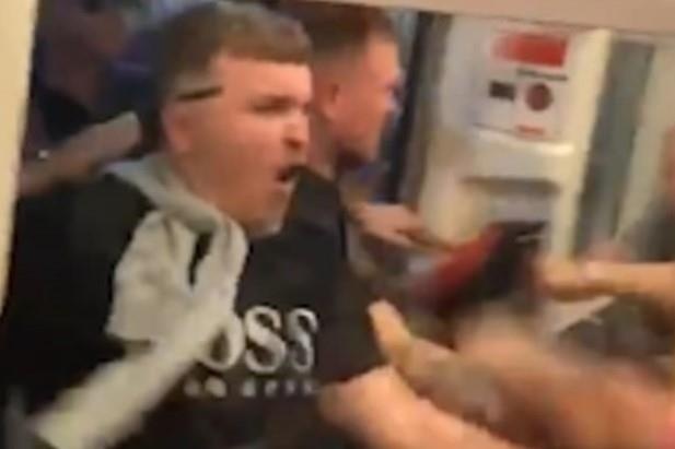 CDV Liverpool va Man City hon chien tren tau dien hinh anh