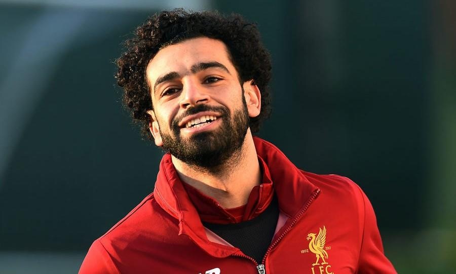 Salah gay xuc dong khi choi bong voi cau be mat ca 2 chan hinh anh