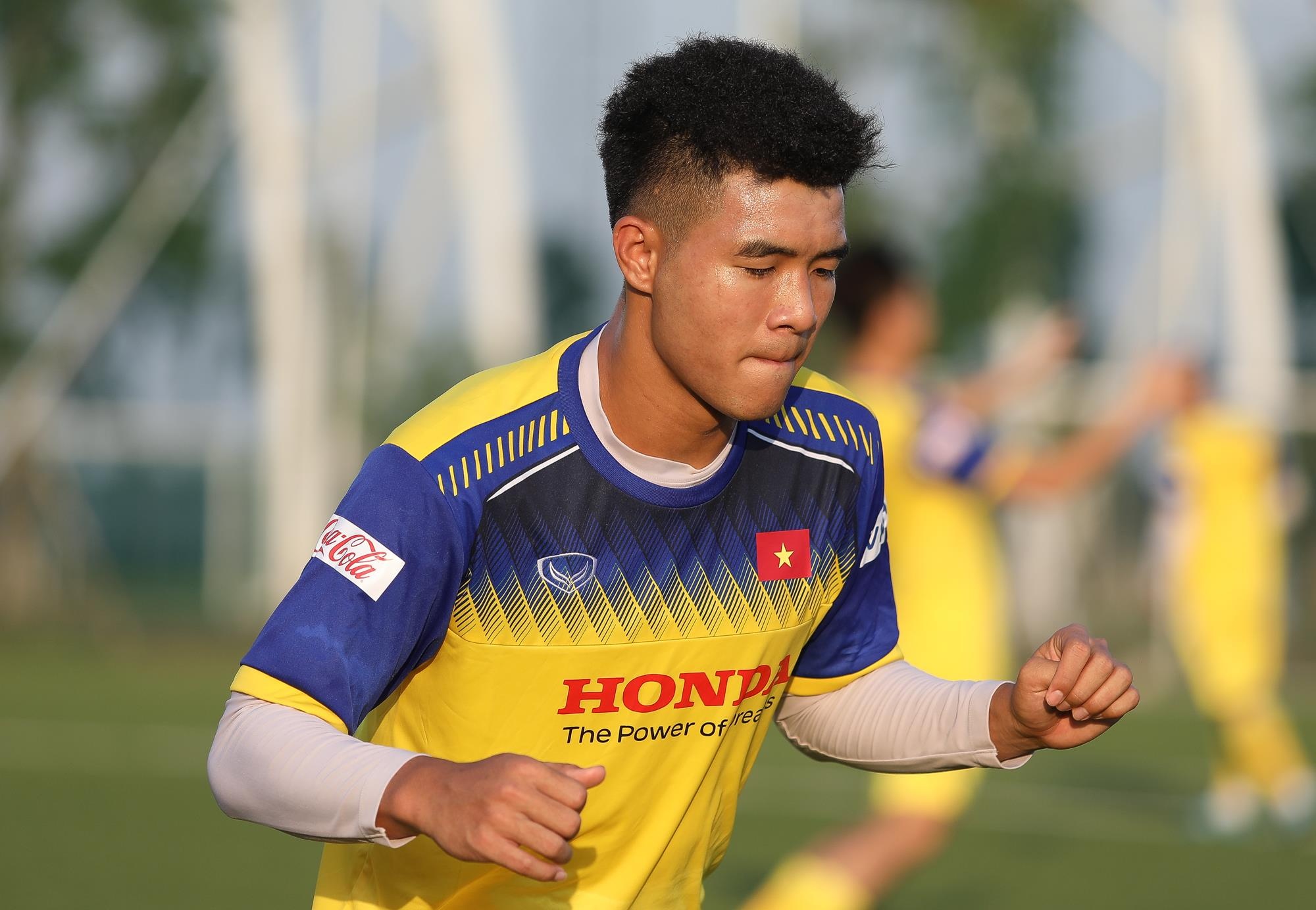 U22 Viet Nam tap tren mat co nhan tao voi loai giay khong phu hop hinh anh