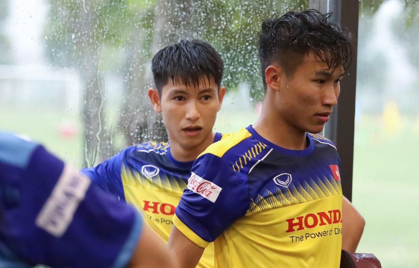 Tuyen thu U22 Viet Nam van tap luyen trong con mua lon hinh anh