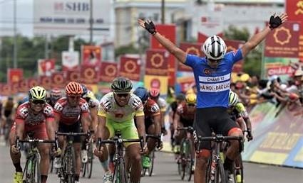 Giai dua xe dap quoc te VTV Cup chinh thuc khoi tranh hinh anh