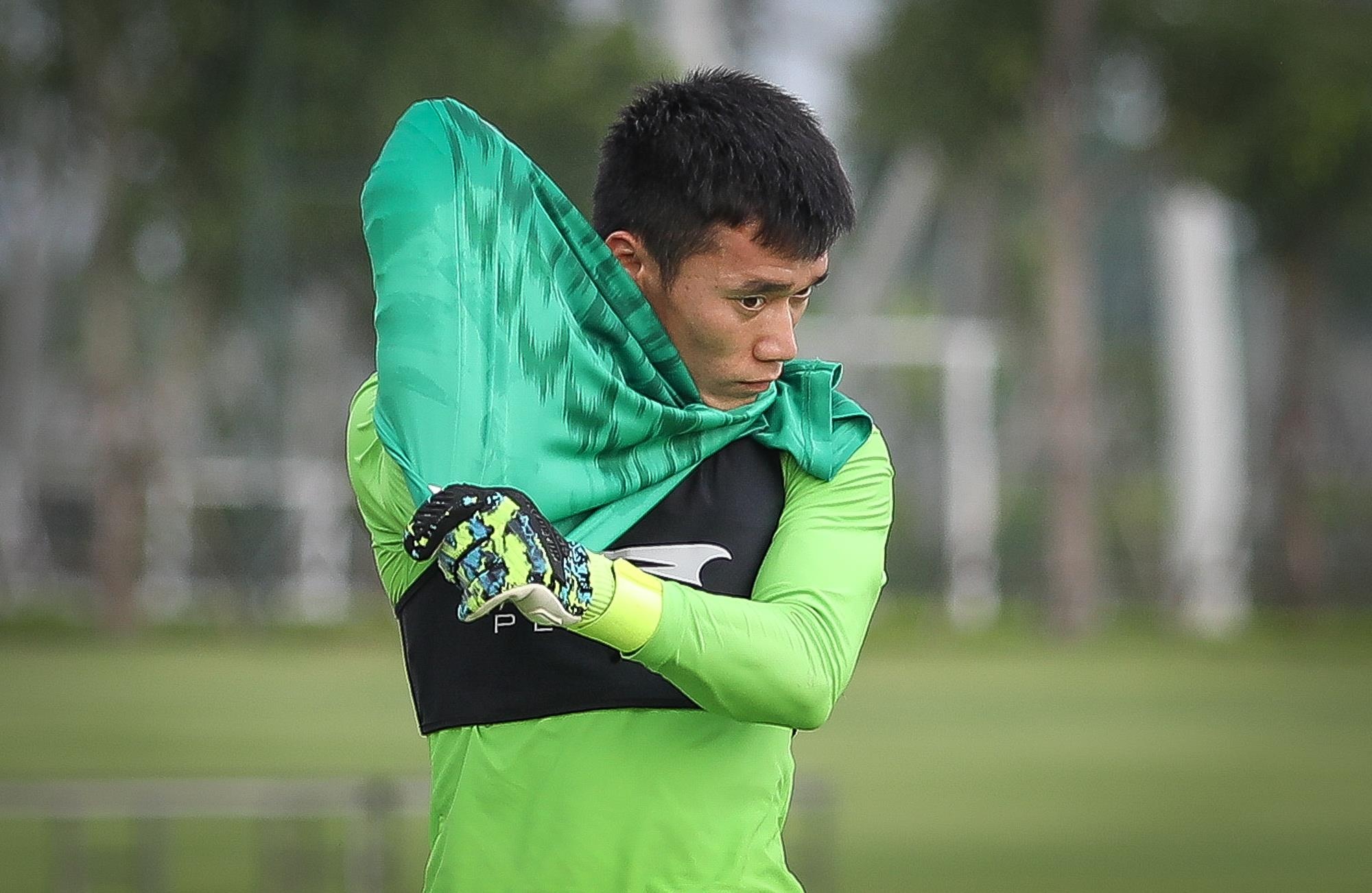 Bui Tien Dung va dong doi gap kho voi ao tap cong nghe cao hinh anh