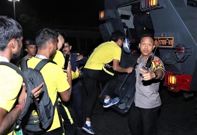 Cau thu Malaysia thoat than bang xe boc thep sau khi ha Indonesia hinh anh