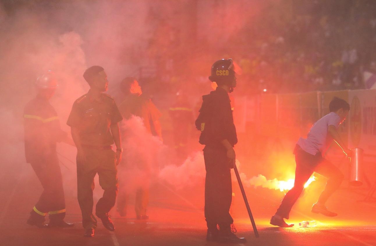 Mua phao sang lam hong tran dau tai Hang Day hinh anh