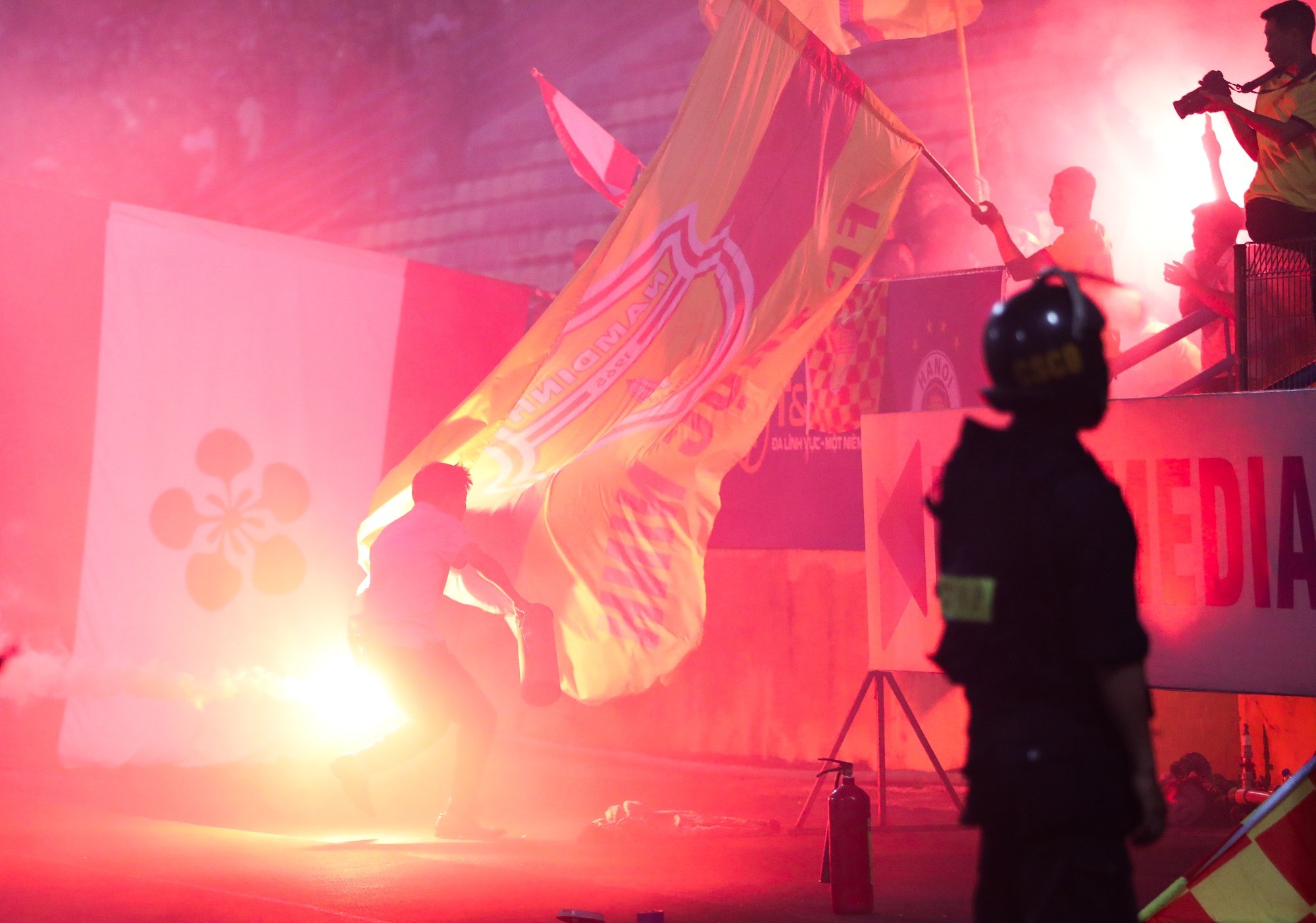 pháo sáng v.league ảnh 5 phao sang v.league anh 5