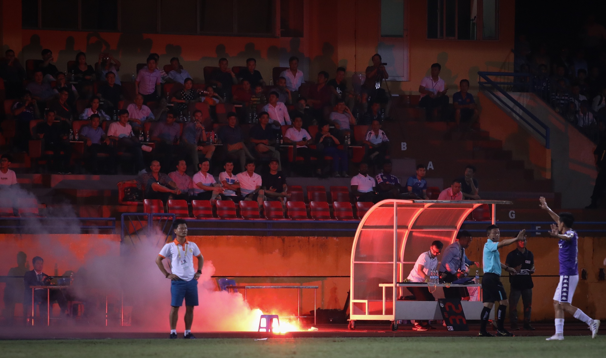 pháo sáng v.league ảnh 6 phao sang v.league anh 6