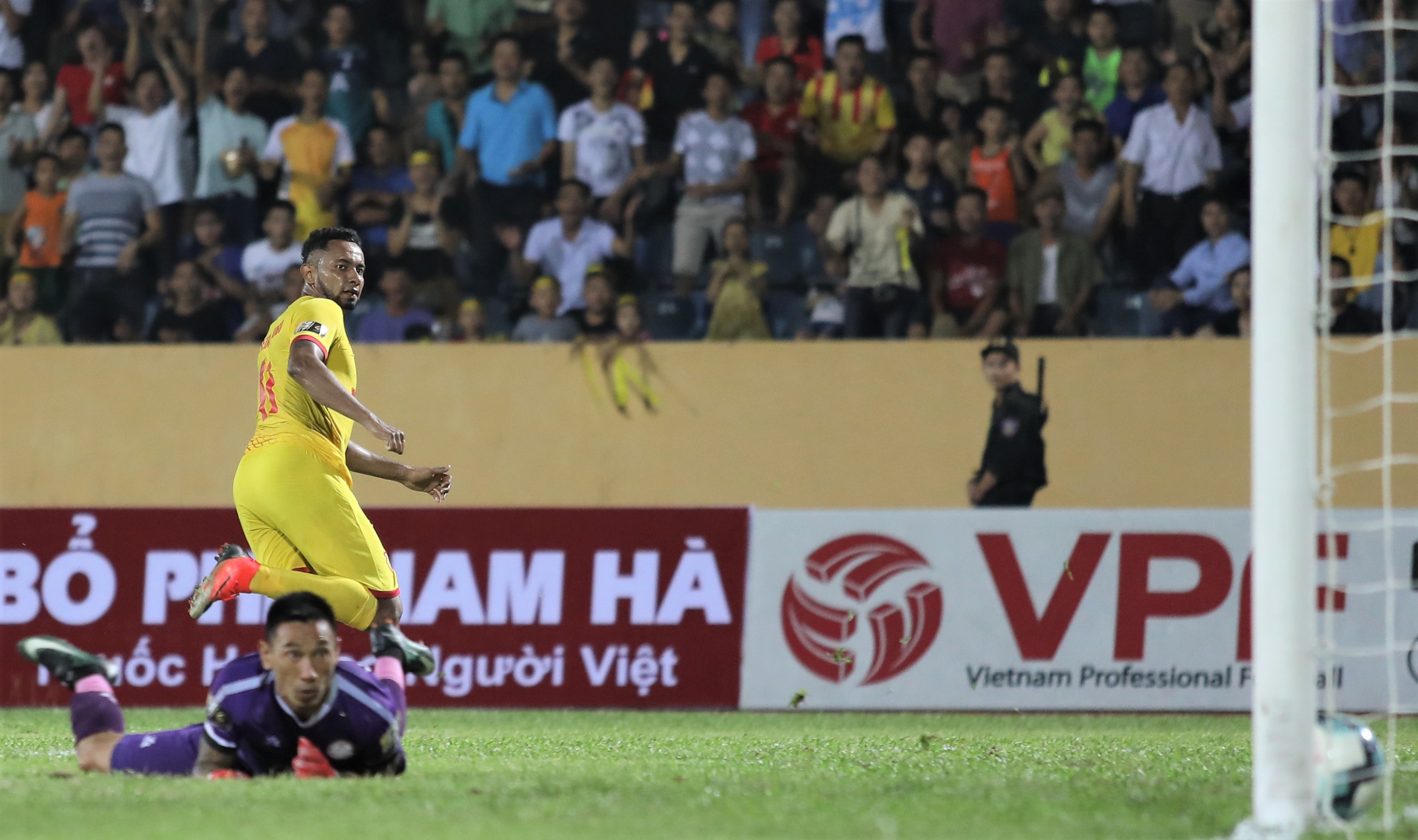 pháo sáng sân hàng đẫy ảnh 2 phao sang san hang day anh 2