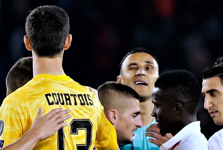 Navas gay sot sau pha nhay mat voi Courtois hinh anh