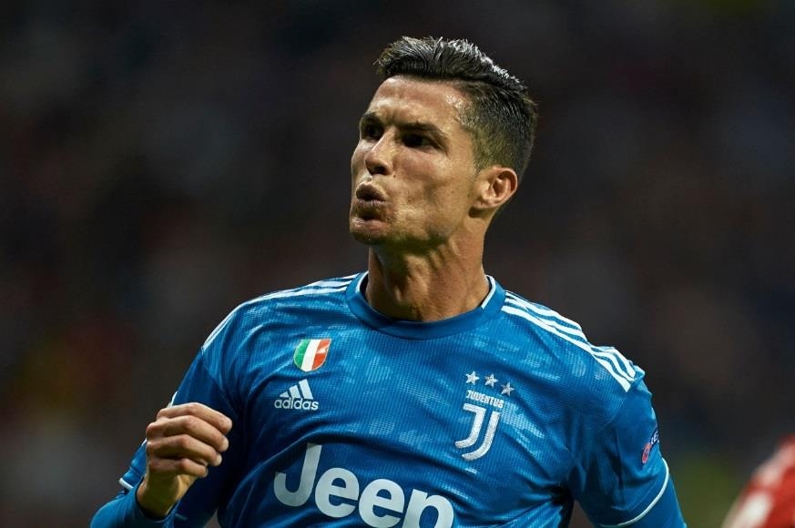 Ronaldo lam cu chi kho hieu khi bi CDV doi thu lang ma hinh anh