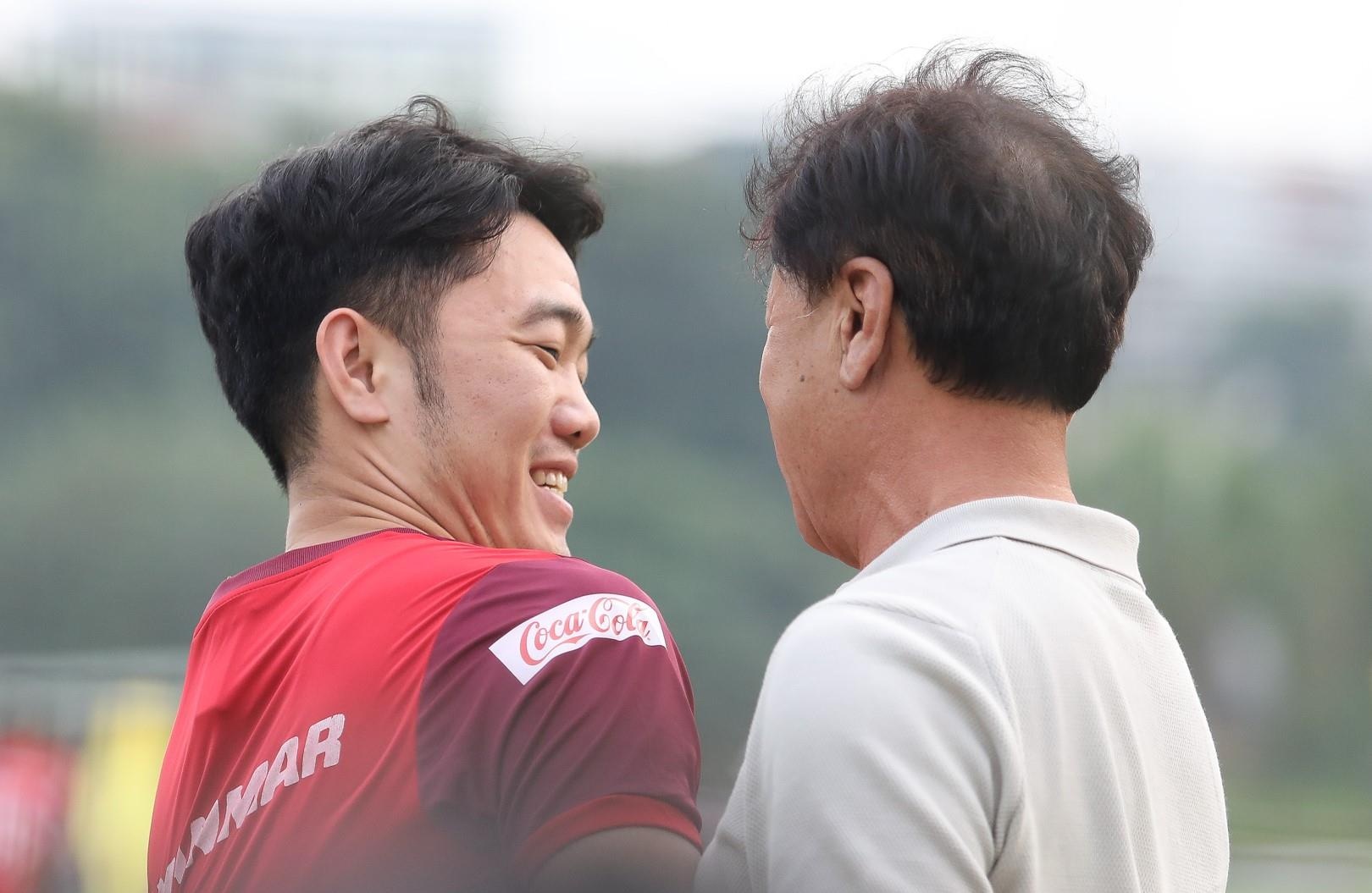 Xuan Truong han hoan khi gap lai thay cu hinh anh