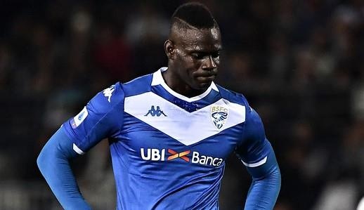 Balotelli tiep tuc gay rac roi o CLB moi hinh anh