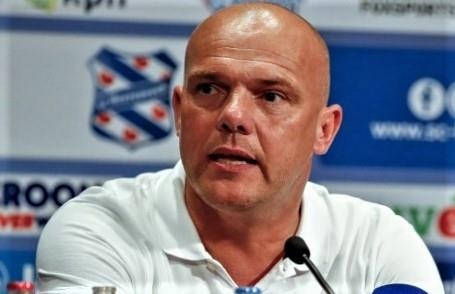 Huan luyen vien Heerenveen chi trich cac cau thu hinh anh