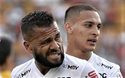 Dani Alves bi dan ong tan cong khi thi dau tai giai Brazil hinh anh