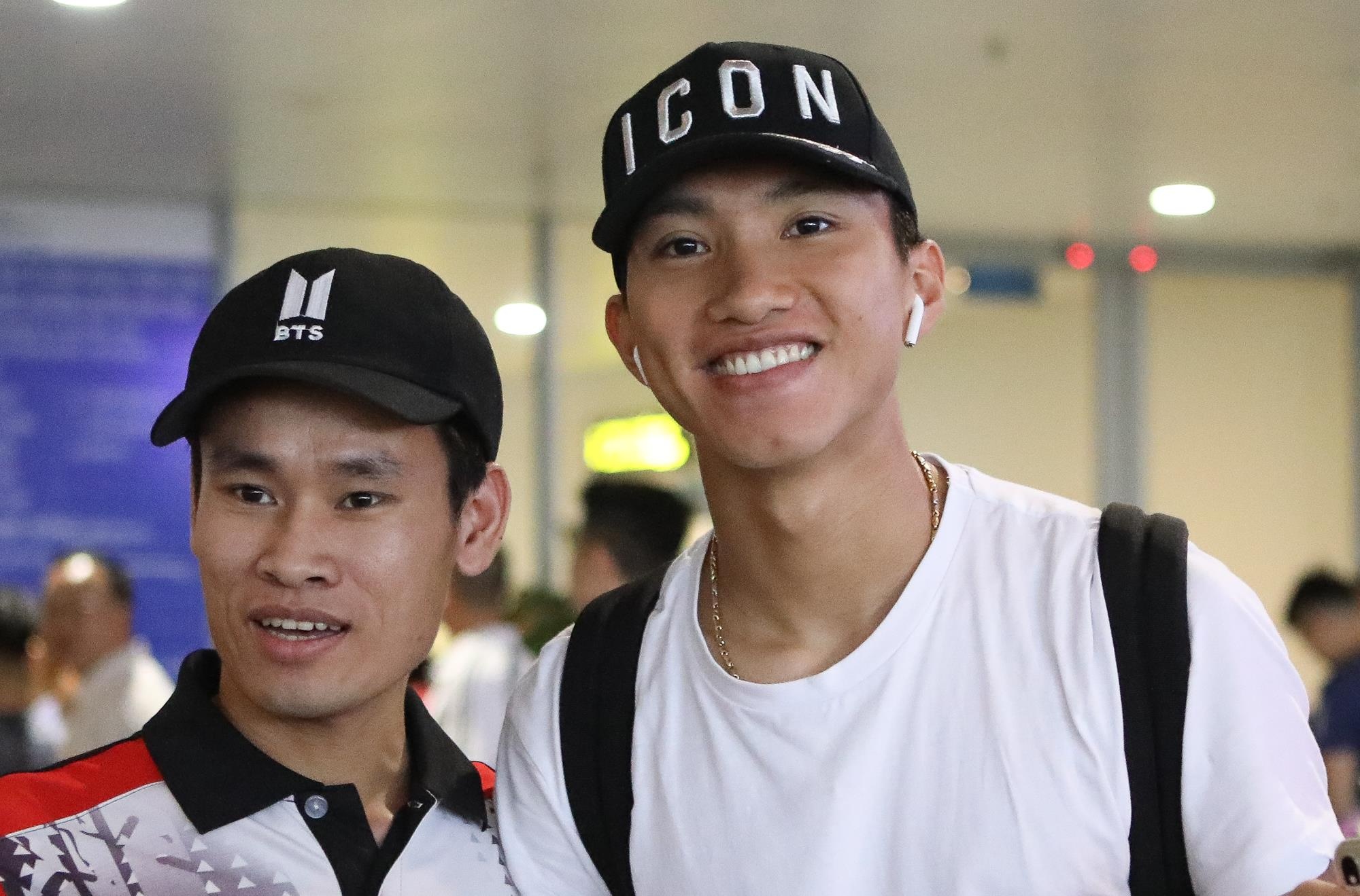 Van Hau tuoi cuoi tro ve Ha Noi, san sang doi dau Malaysia hinh anh