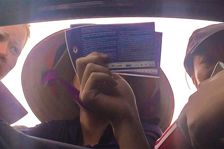 Dan phe cai va, tranh khach mua ve tran Viet Nam gap Malaysia hinh anh