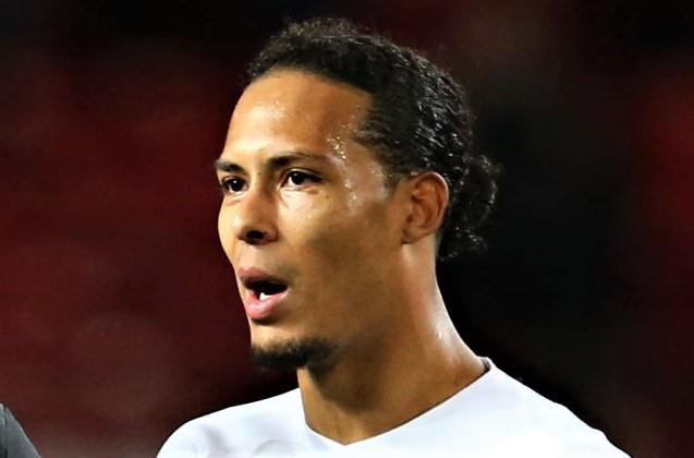 Van Dijk nga trong pha bong bi Rashford qua mat hinh anh