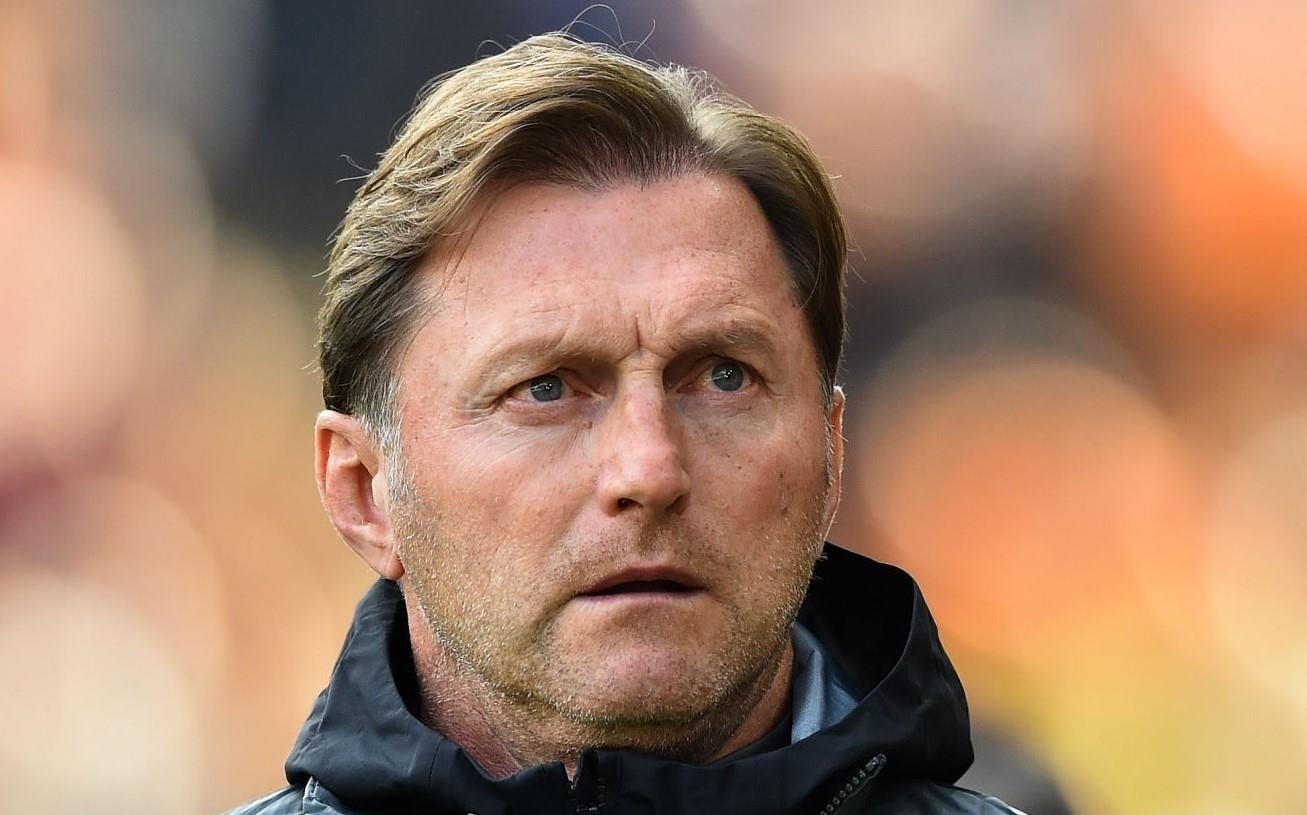 HLV Southampton xin loi co dong vien sau tran thua 0-9 hinh anh