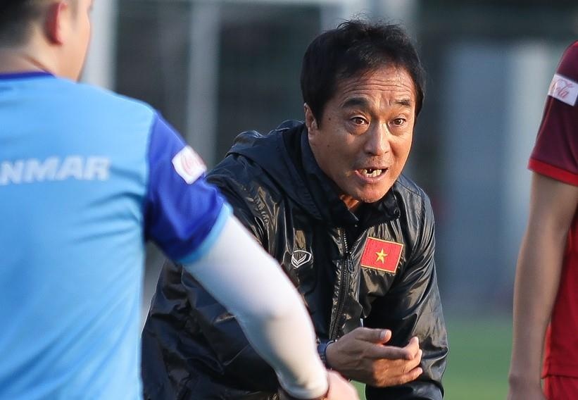 Tro ly Lee thay HLV Park huong dan dong tac cho cau thu hinh anh
