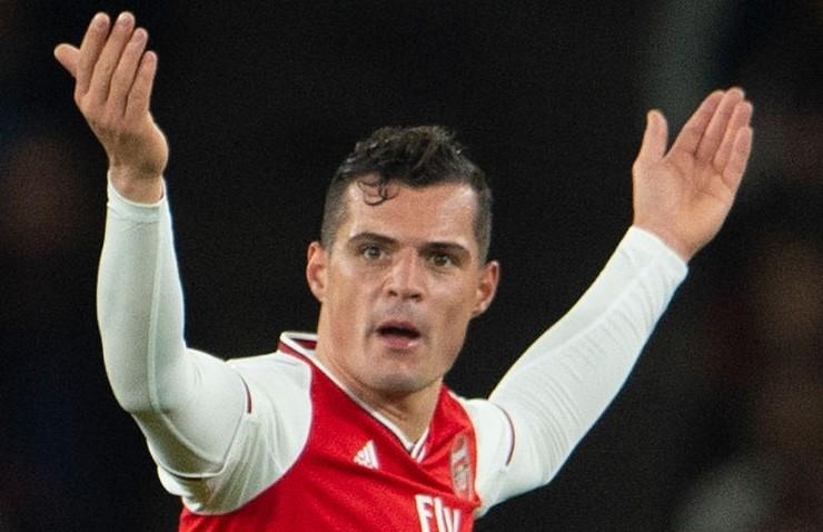 Doi truong Arsenal bi gach ten sau vu vang tuc voi CDV hinh anh