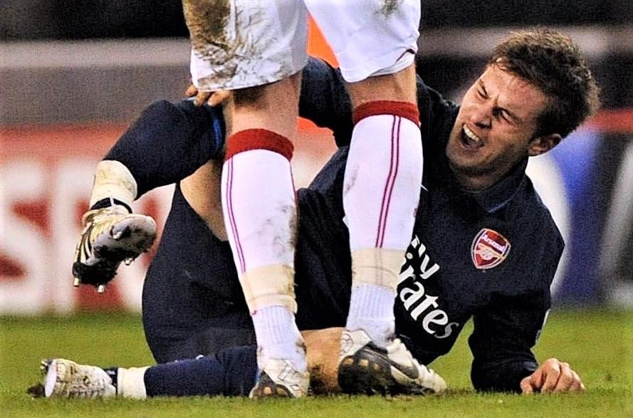 10 pha bong am anh nhat lich su Premier League hinh anh