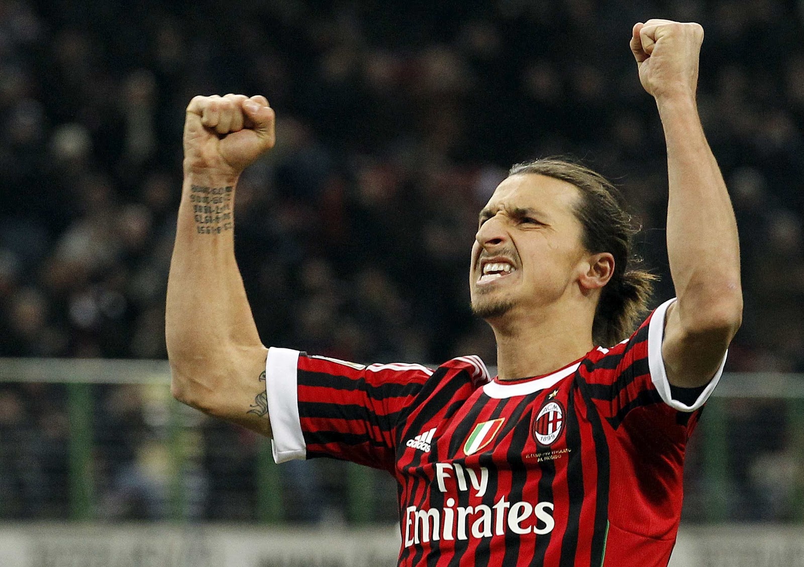 Ibrahimovic tren duong gia nhap AC Milan hinh anh