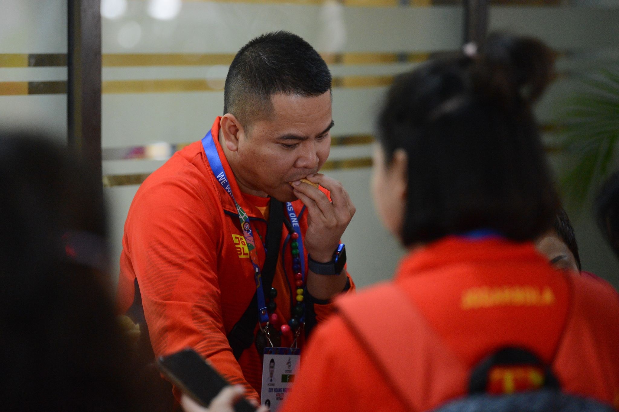 VDV Viet Nam phai cho nhieu gio tai san bay Philippines hinh anh