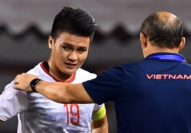 Quang Hai dinh chan thuong va viec phai thi dau qua tai hinh anh