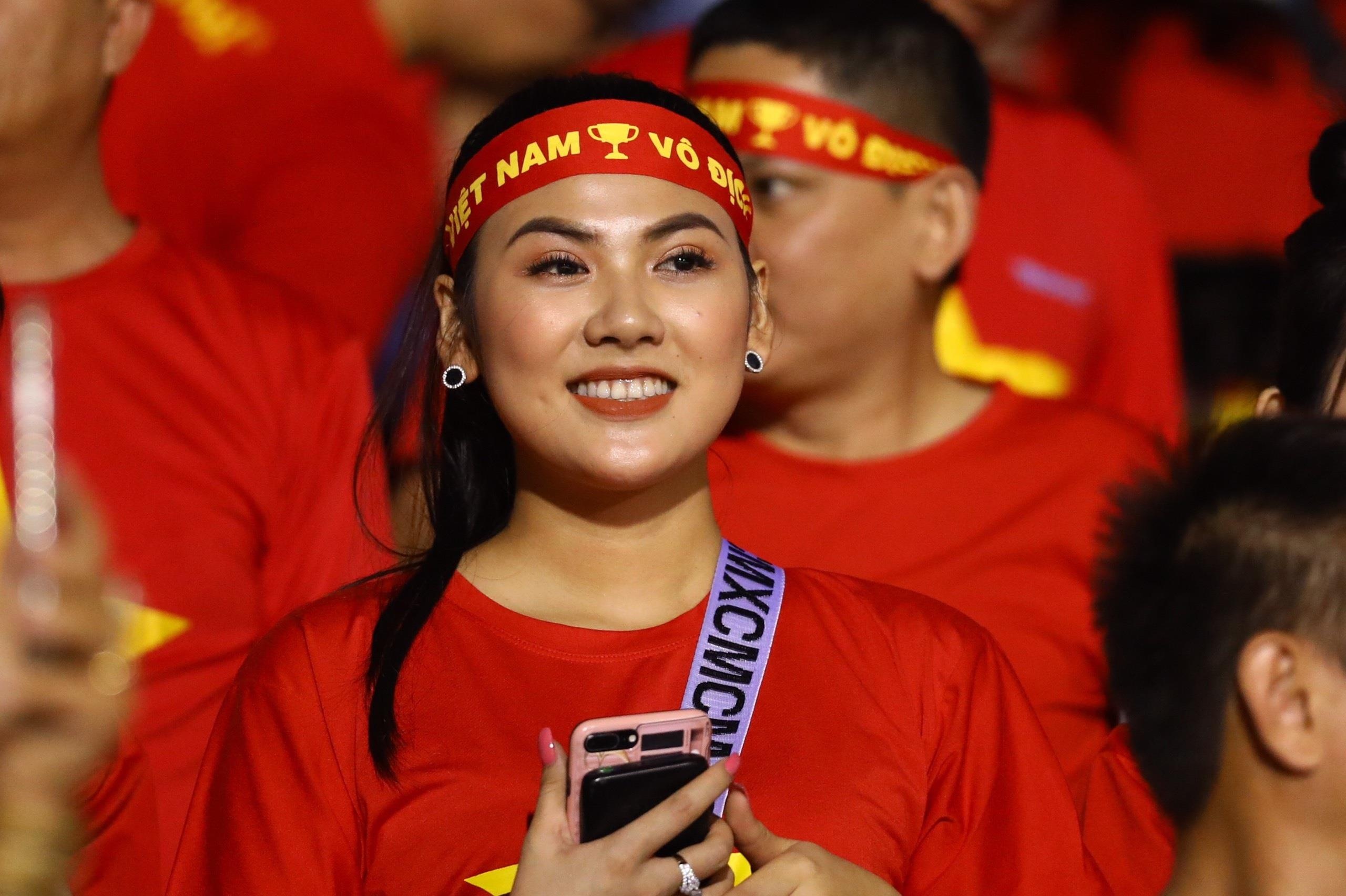 Ban gai Van Hau cung dan nu CDV xinh dep den san co vu U22 Viet Nam hinh anh