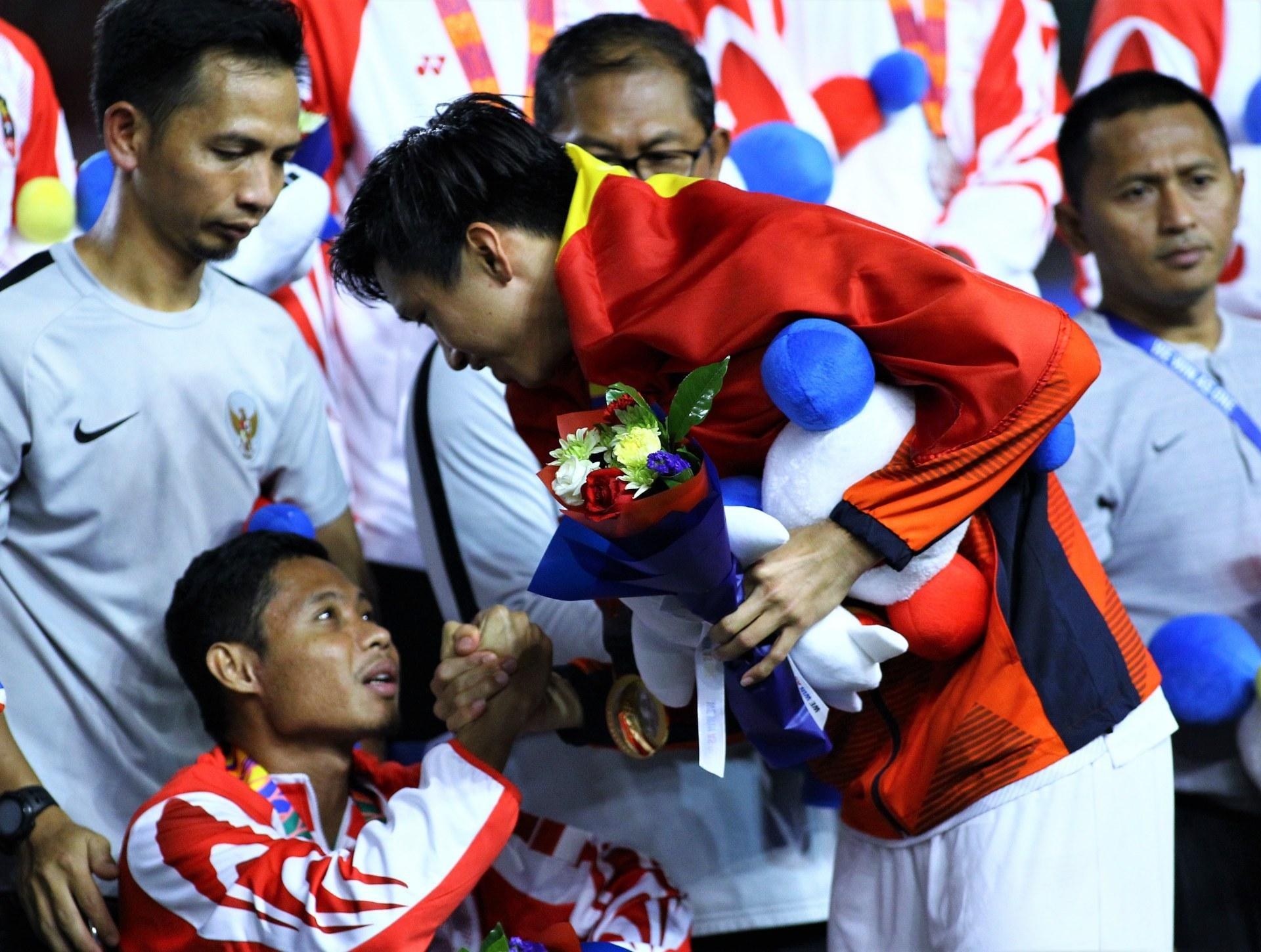 Bao Indonesia buc xuc vu Evan Dimas phai ngoi xe lan hinh anh