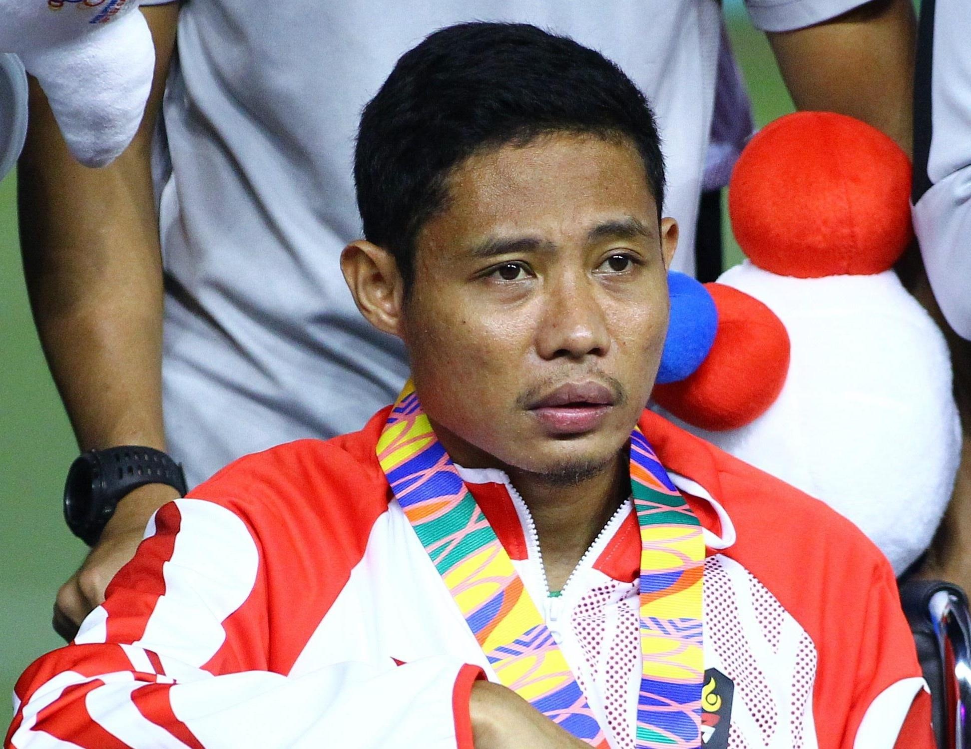 Van Hau xin loi Evan Dimas sau chung ket SEA Games hinh anh
