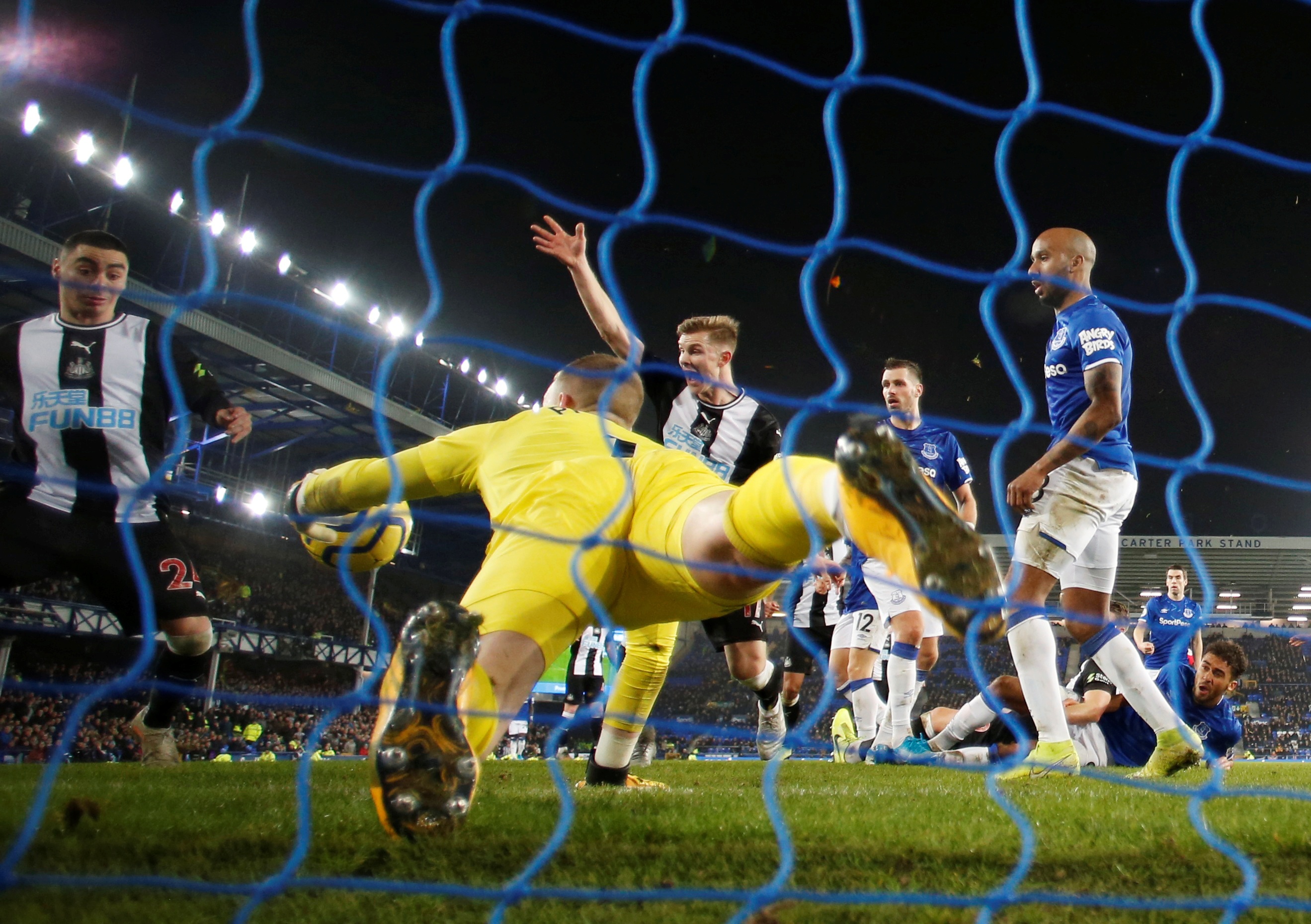 everton newcastle anh 4