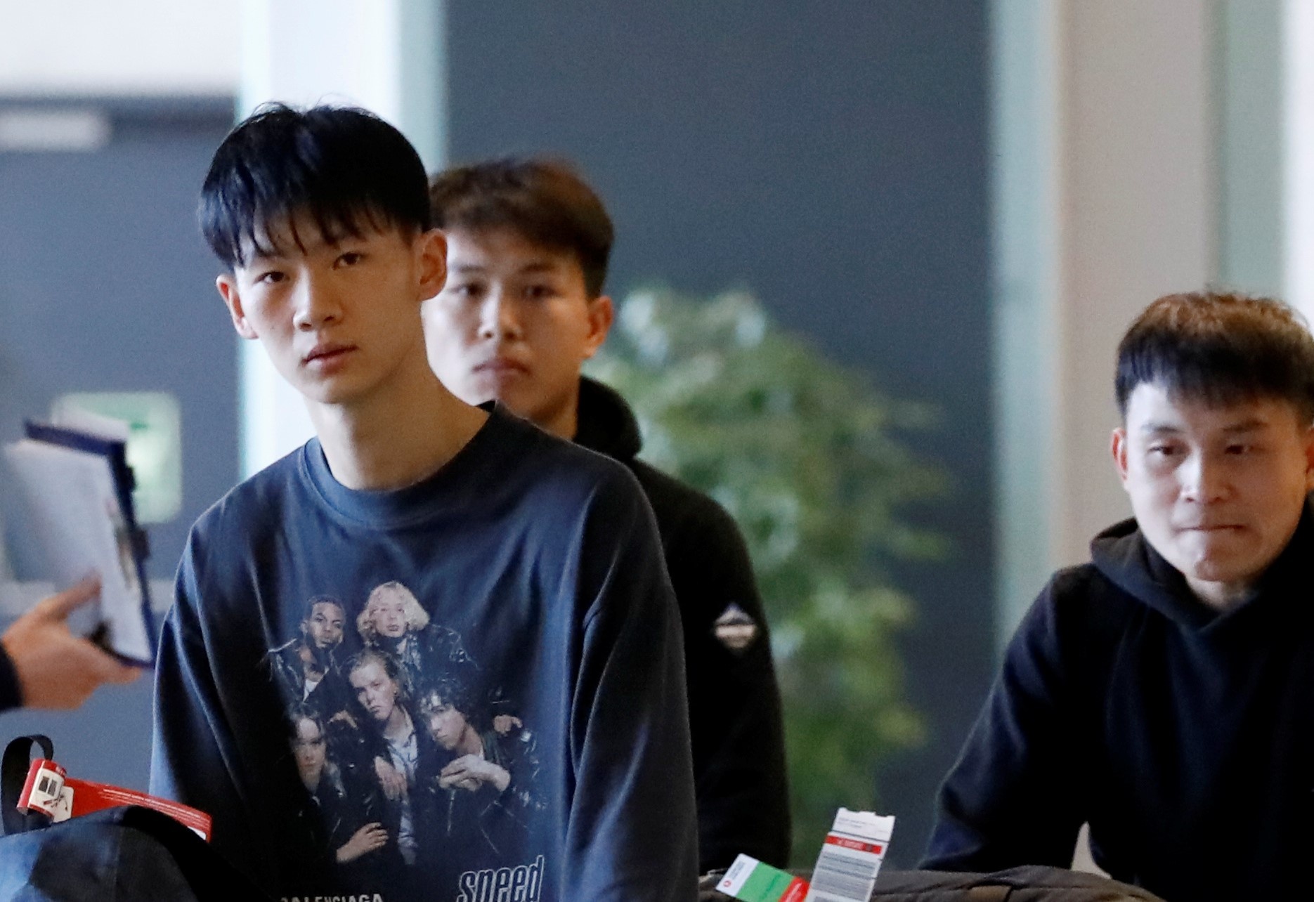 Cau thu cua doi bong Trung Quoc khoc vi bi cach ly khoi vo con hinh anh