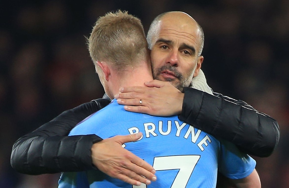 Pep so cau thu Man City thao chay sau lenh cam cua UEFA hinh anh