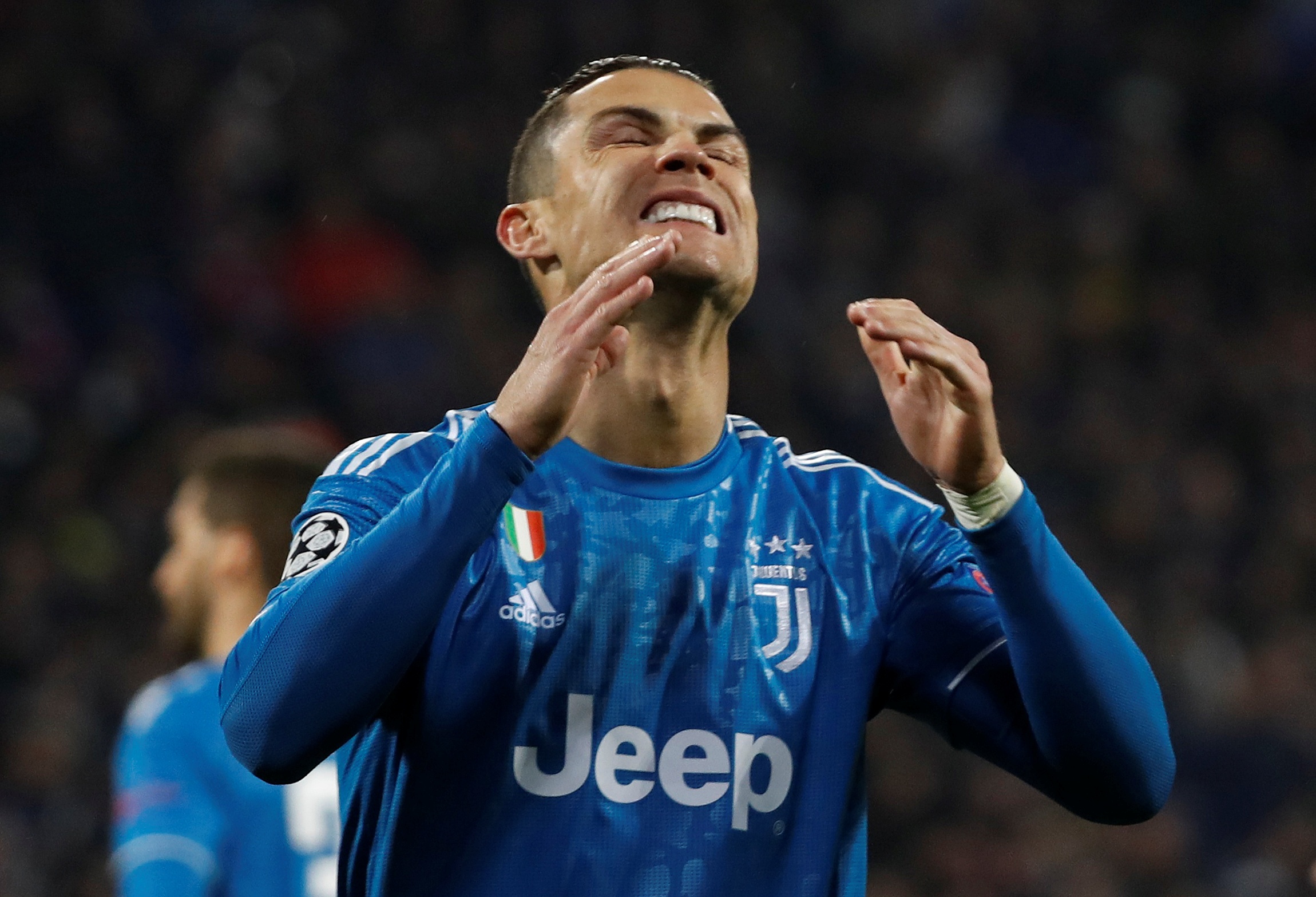 Ronaldo im tieng, Juventus phoi ao truoc Lyon hinh anh