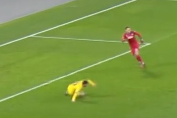 messi bi re qua anh 2