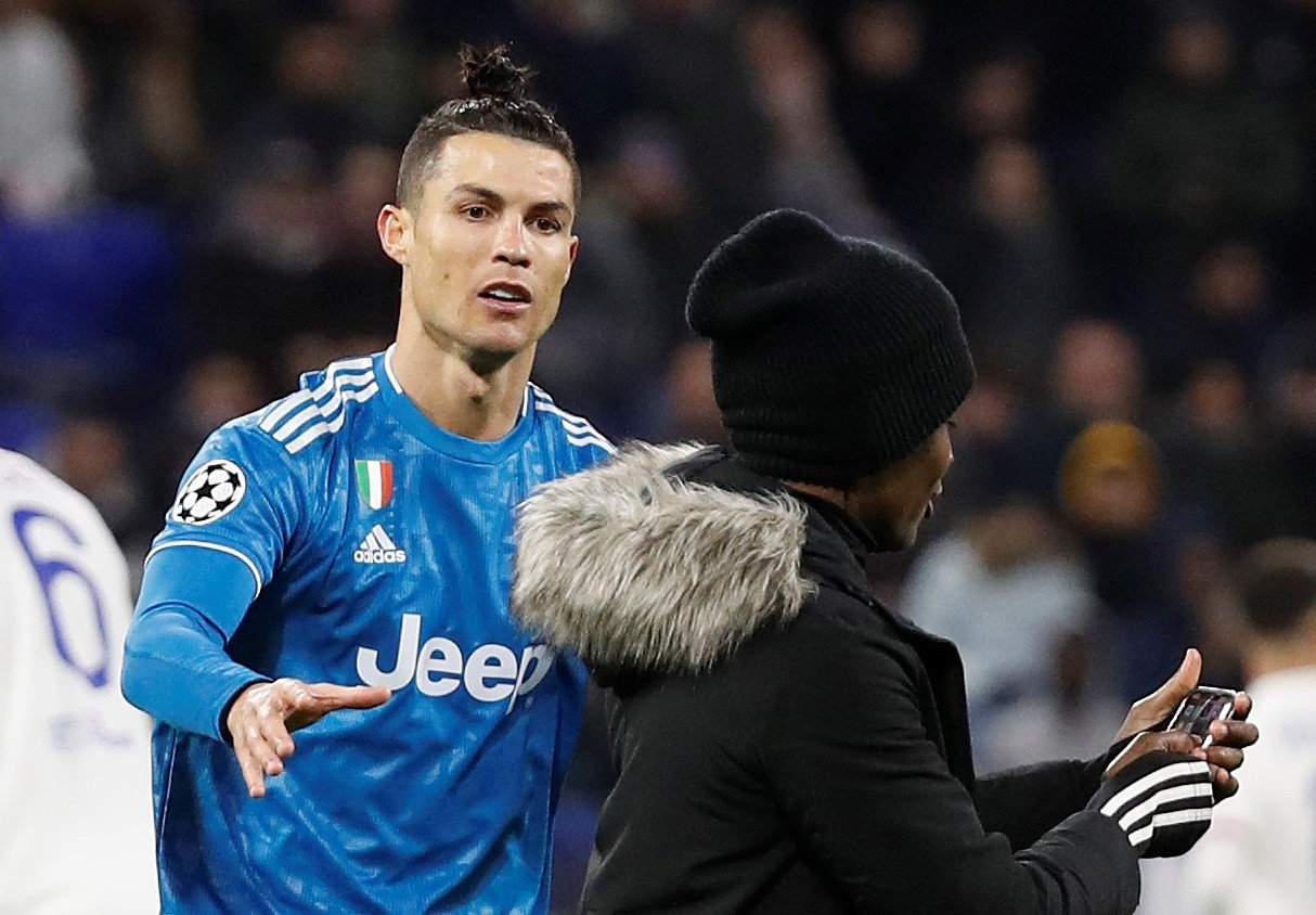 Ronaldo xua fan cuong ra khoi san khi Juventus dang thua hinh anh