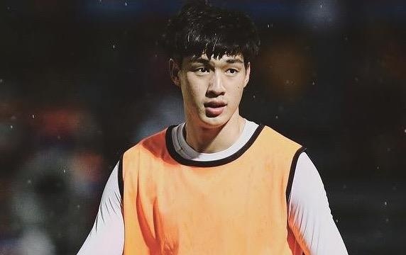 Thu mon Thai Lan duoc goi la 'nam than san co' vi dep trai, cao 1,82 m hinh anh