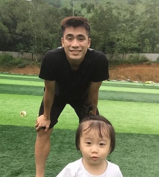 bui tien dung mo san bong da anh 4